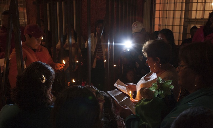 QUERÉTARO, QUERÉTARO, 22DICIEMBRE2011.- Con los tradicionales cantos de villancicos, el rezo del rosario, las alabanzas y el paseo de la Sagrada Familia, se llevó acabo la posada en la popular colonia Las Palmas en el sur de la ciudad. Al finalizar los rezos los vecinos rompieron piñatas para niños y obsequiaron ponche además de los llamados