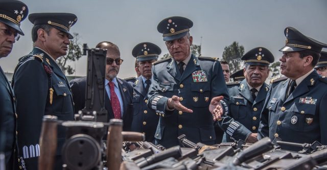 CIUDAD DE MÉXICO, 16MARZO2018.- Salvador Cienfuegos Zepeda, secretario de la Defensa Nacional encabezó la Ceremonia Destrucción de Armas de Fuego, en donde se destrozaron ejemplares de las las mil 800 armas que el ejercito mexicano ha asegurado al crimen organizado mediante operativos especialesFOTO: MARIO JASSO /CUARTOSCURO.COM