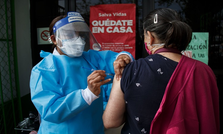 Decenas de personas se forman desde temprana hora en La Jurisdicción Sanitaria de la alcaldía Cuauhtémoc para ponerte la inyección contra la influenza